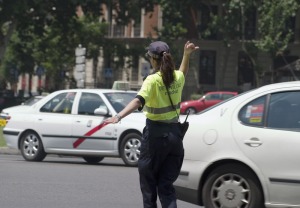 Guardia dirige el trfico
