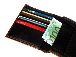 Cartera con billete de 100 euros sobresaliendo