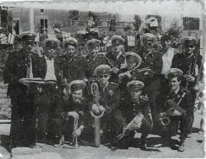 La banda municipal en las Fallas de Valencia, en el a�o 1965