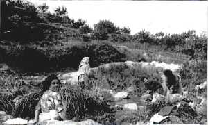 Mujeres de la Cruz lavando en el r�o por encima del Salto Lucero, a�o 1966