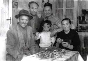 El Chato y su familia abriendo rosas del azafr�n