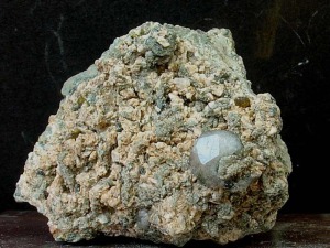 Cristal trapezodrico de analcima de unos 8 mm, con prehinta y titanita. Ofitas de los Baos de Gilico (Cehegn) [analcima]