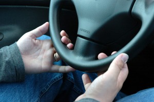 Conduciendo con una mala posicin de las manos [trfico]