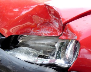 Faro y frontal daados tras un accidente de trfico 