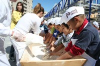 Alumnos de primaria haciendo pan