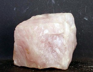 Fragmento masivo de cuarzo rosa. Museo de minerales del Dpto. de Geologa de la Universidad de Murcia [cuarzo]