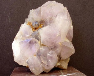 Cristales de cuarzo amatista recogidos en las terreras de Portmn. Obsrvese la existencia de cristales biterminados [cuarzo]