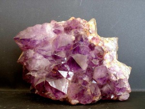 Ejemplar de cristales de cuarzo amatista con desarrollo de la terminacin piramidal, procedente de Brasil. Museo de minerales del Dpto. de Geologa de la Universidad de Murcia