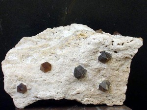 Cristales de jacintos de Compostela ahumados, con predominio de la morfologa piramidal, sobre yeso trisico de Caravaca