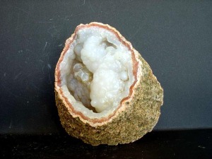 Crecimiento botroidal de calcedonia en el interior de una geoda. Ejemplar de la coleccin del rea de Geologa de la Universidad de Murcia [calcedonia]