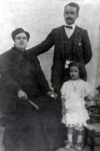 Carmen Conde con sus padres, Luis Conde Parreo y Mara Paz Abelln Garca, en Cartagena en 1911 [Carmen Conde]