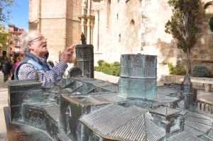 Maqueta de la catedral y Pepe mirando 