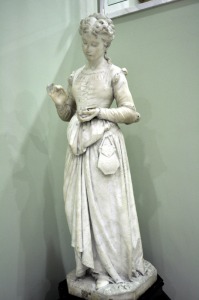 Margarita contemplando las joyas 