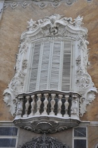Palacio del Marqu�s de Dos Aguas-balc�n con persianas cerradas 