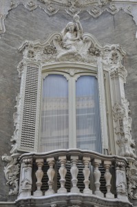 Palacio del Marqu�s de Dos Aguas-balc�n con persianas abiertas 