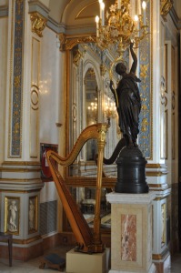 Palacio del Marqu�s de Dos Aguas-arpa y figurita en negro 