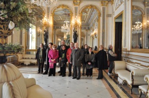 Palacio del Marqu�s de Dos Aguas-el grupo sigue sin iniciar el baile 