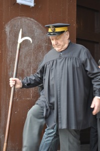 Alguacil del Tribunal de las Aguas saliendo de la casa-vestuario 