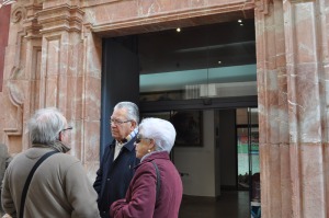  Mula-resolviendo el mundo ante la Casa pintada 