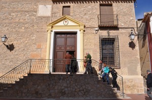  Pliego-entrando a la iglesia de Santiago 