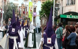 La 'Cruz Gua' a su paso por la calle Isidoro de la Cierva  