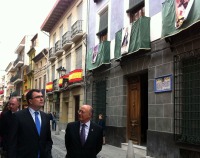 El consejero de Obras Pblicas y Ordenacin del Territorio, Jos Ballesta, acompaado del alcalde de Cieza, Antonio Tamayo, recorren el itinerario procesional del casco antiguo tras su rehabilitacin