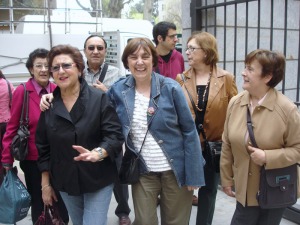 Fuensanta, su marido y cuatro hermanas 