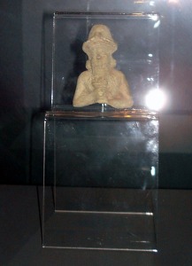 Divinidad con vasija de agua manante 