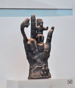 mano de bronce con Dios J�piter 