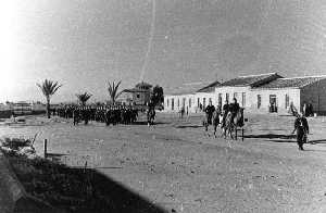 Marcha de los cadetes de la Academia General del Aire por La Ribera hacia los a�os 60.