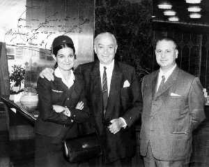 Primer vuelo civil en el Aeropuerto de San Javier (1968). De derecha a izquierda: Miguel Gallego Zapata, Perico Chicote y azafata del vuelo (Donaci�n de D. Miguel Gallego Zapata).