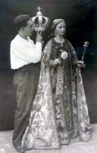 Juan el del Carmen, coloc�ndole la corona a la Virgen. A�o 1920.