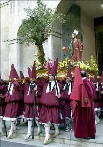 Los nazarenos estantes sacan el trono 