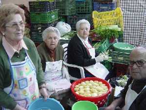 Pelando patatas - Barraca de la Pea Huertana El Pimiento - Bando de la Huerta - Fiestas de Primavera 2004