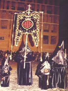 Cofrada del Santo Sepulcro en el Viernes Santo