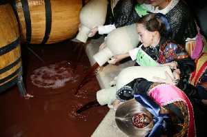  Vendimiadoras en la Fuente del Vino 