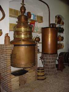 Alambique y destilador para  extraer alcohol de vino [Jumilla-Museo Vino] 