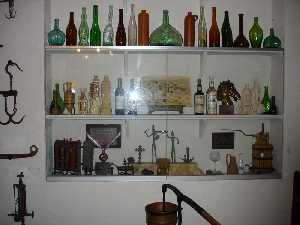Botellas antiguas de diversas formas [Jumilla-Museo Vino] 