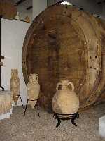 Tonel de madera y nforas antiguas 