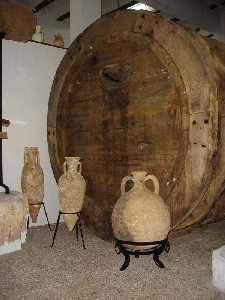Tonel de madera y nforas antiguas [Jumilla-Museo Vino] 