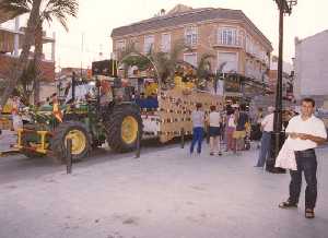 Momentos antes del inicio de uno de los desfiles de carrozas 