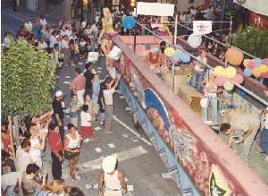 Reparto de regalos durante el desfile de carrozas 