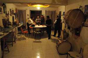 Preparando los tambores para la fiesta 