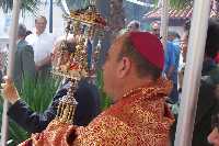Cura prroco de Ulea con el Lignum Crucis 