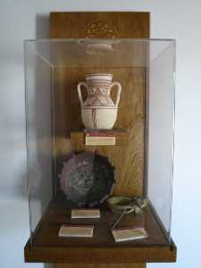 Vitrina con reproducciones [Calasparra_Museos_Villa Vieja] 