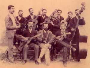 Miguel Marn (de pie, izquierda) y un grupo de msicos [Totana_Personajes_Miguel Marn]