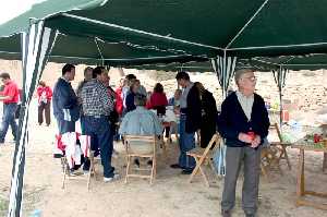 Toldete para guarecerse en la comida 