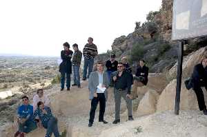 Pblico al pie de la Cueva 