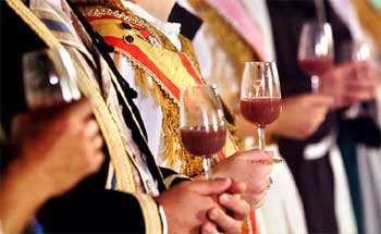Primer mosto que se ofrece al Nio de las Uvas