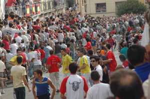  La gente se agolpa en el encierro [Calasparra_Feria y Fiestas de septiembre]